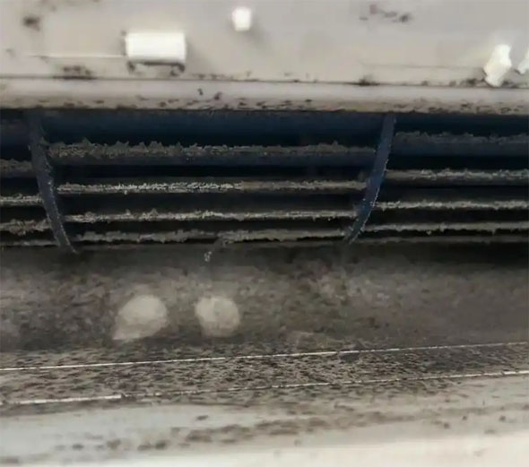 巴彦空调吹的风有股烧焦味是怎么回事